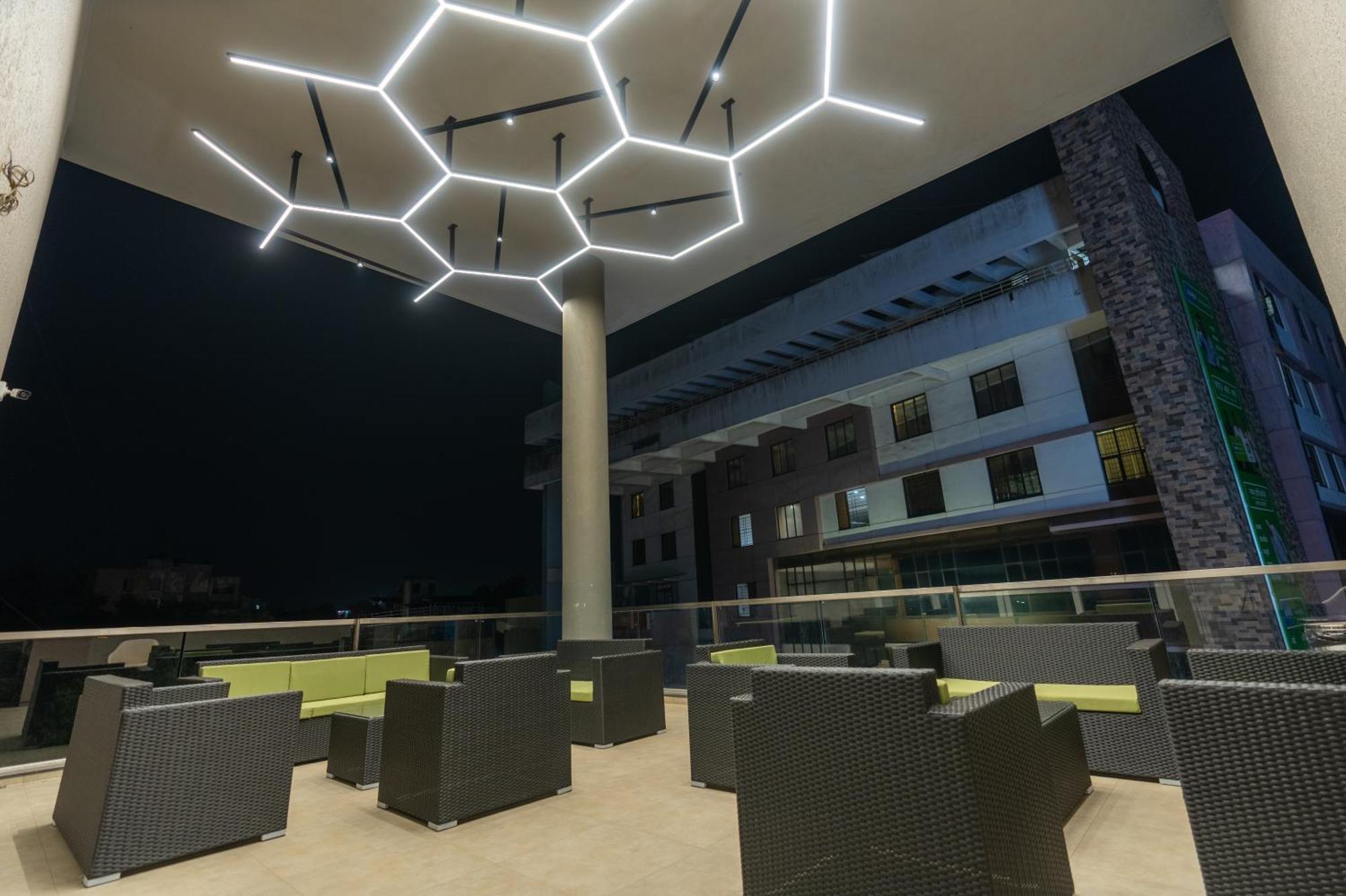 The Living Hub Business Hotel, Kolhapur Exterior foto
