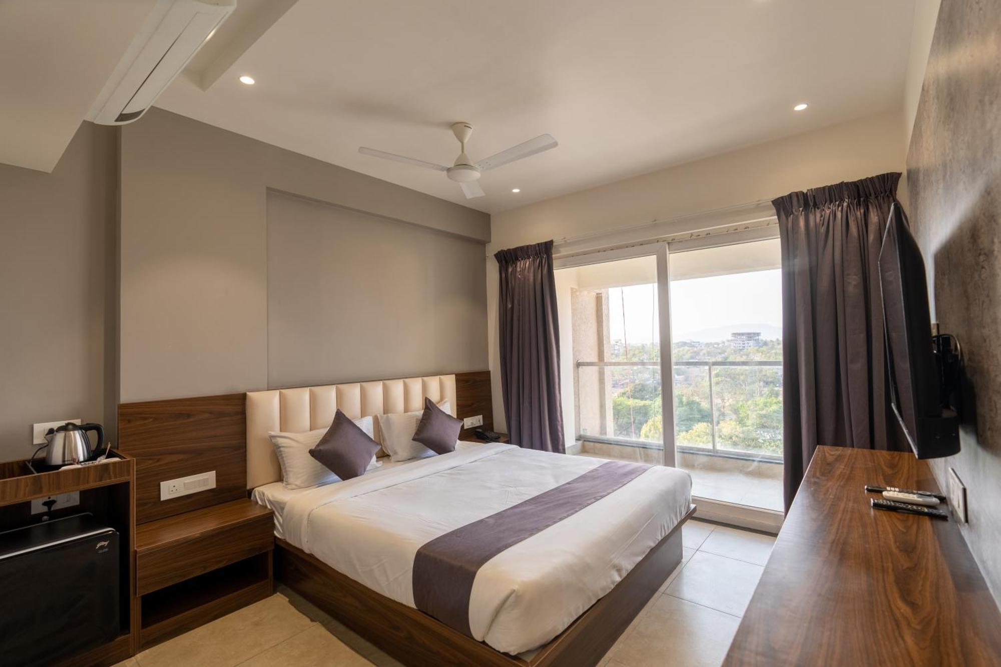 The Living Hub Business Hotel, Kolhapur Exterior foto